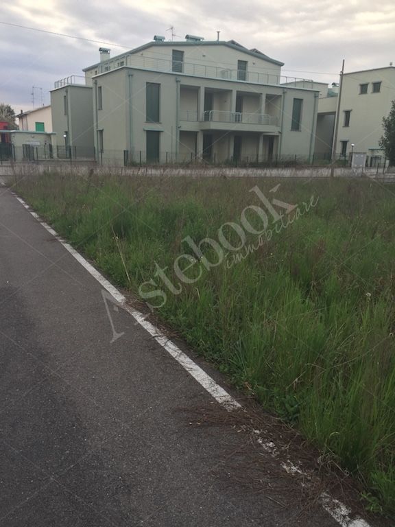 Terreni gi� edificabili (edificabilit� attuale ed effettiva da verificare) per 1.900 mq circa in Lonate Ceppino
