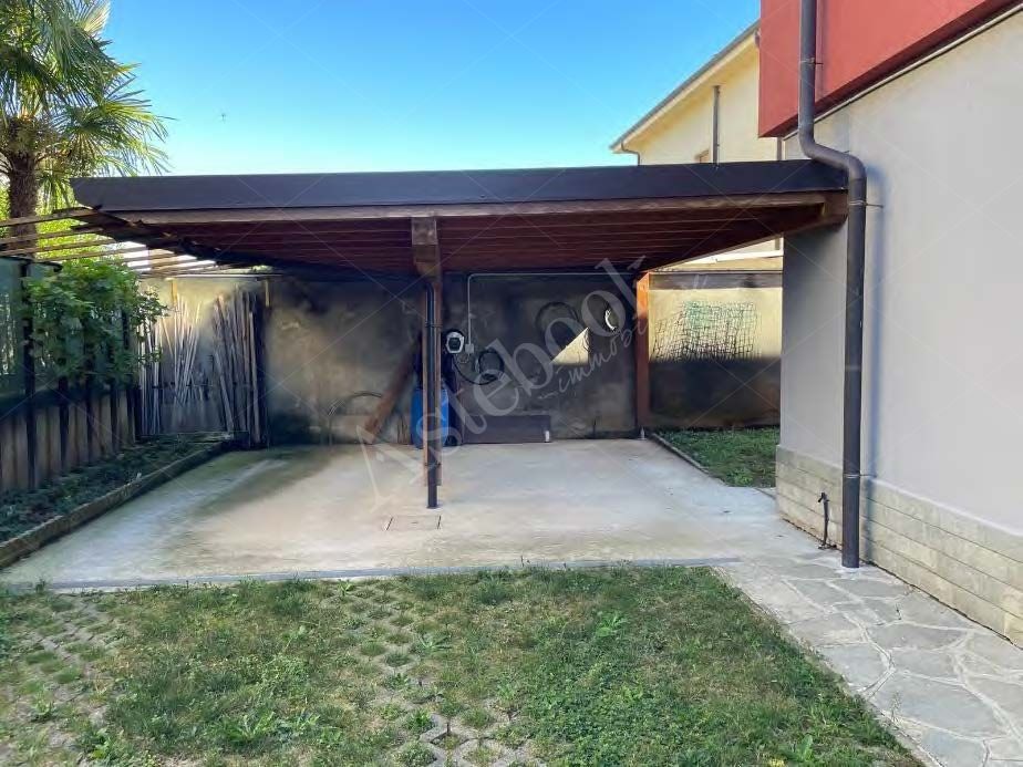 Quota di proprietà pari ad 1/2 di appartamento al secondo piano di 161 mq in Robbiate