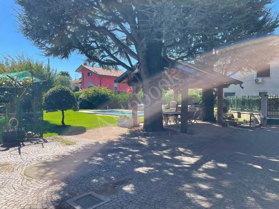 Quota di proprietà pari ad 1/2 di appartamento al secondo piano di 161 mq in Robbiate