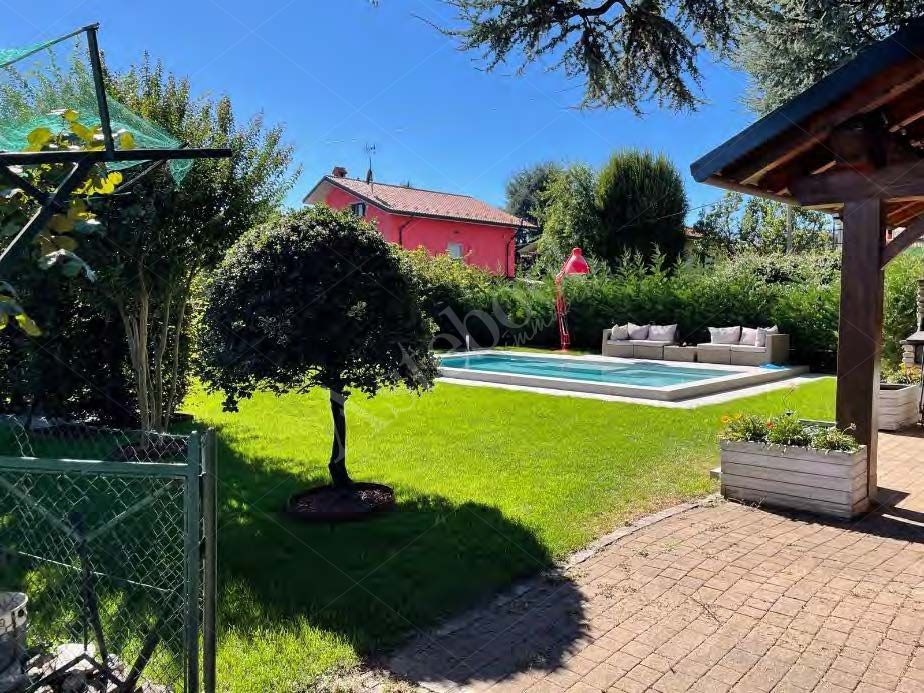 Quota di proprietà pari ad 1/2 di appartamento al secondo piano di 161 mq in Robbiate