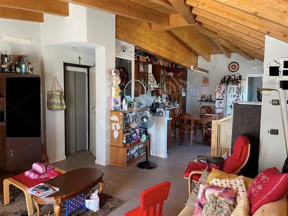 Quota di proprietà pari ad 1/2 di appartamento al secondo piano di 161 mq in Robbiate