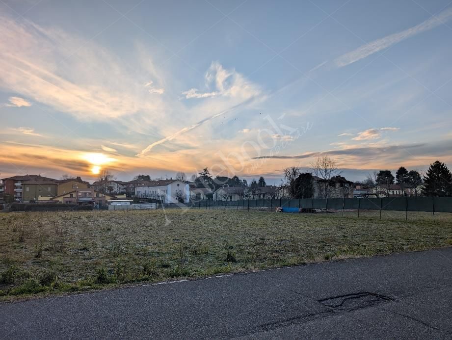 Quota di 1/3 di piena propriet� di terreno agricolo di 2.040 mq in Robbiate