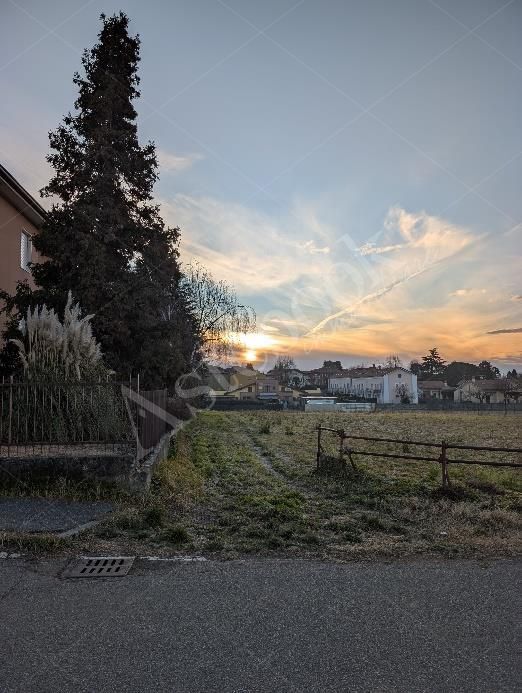 Quota di 1/3 di piena propriet� di terreno agricolo di 2.040 mq in Robbiate
