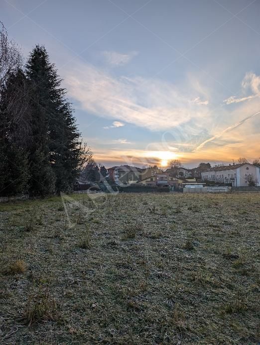Quota di 1/3 di piena propriet� di terreno agricolo di 2.040 mq in Robbiate