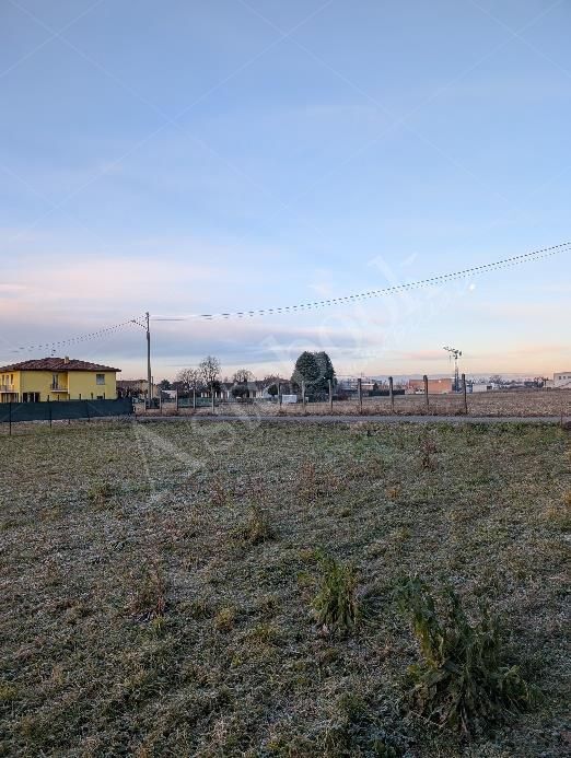 Quota di 1/3 di piena propriet� di terreno agricolo di 2.040 mq in Robbiate