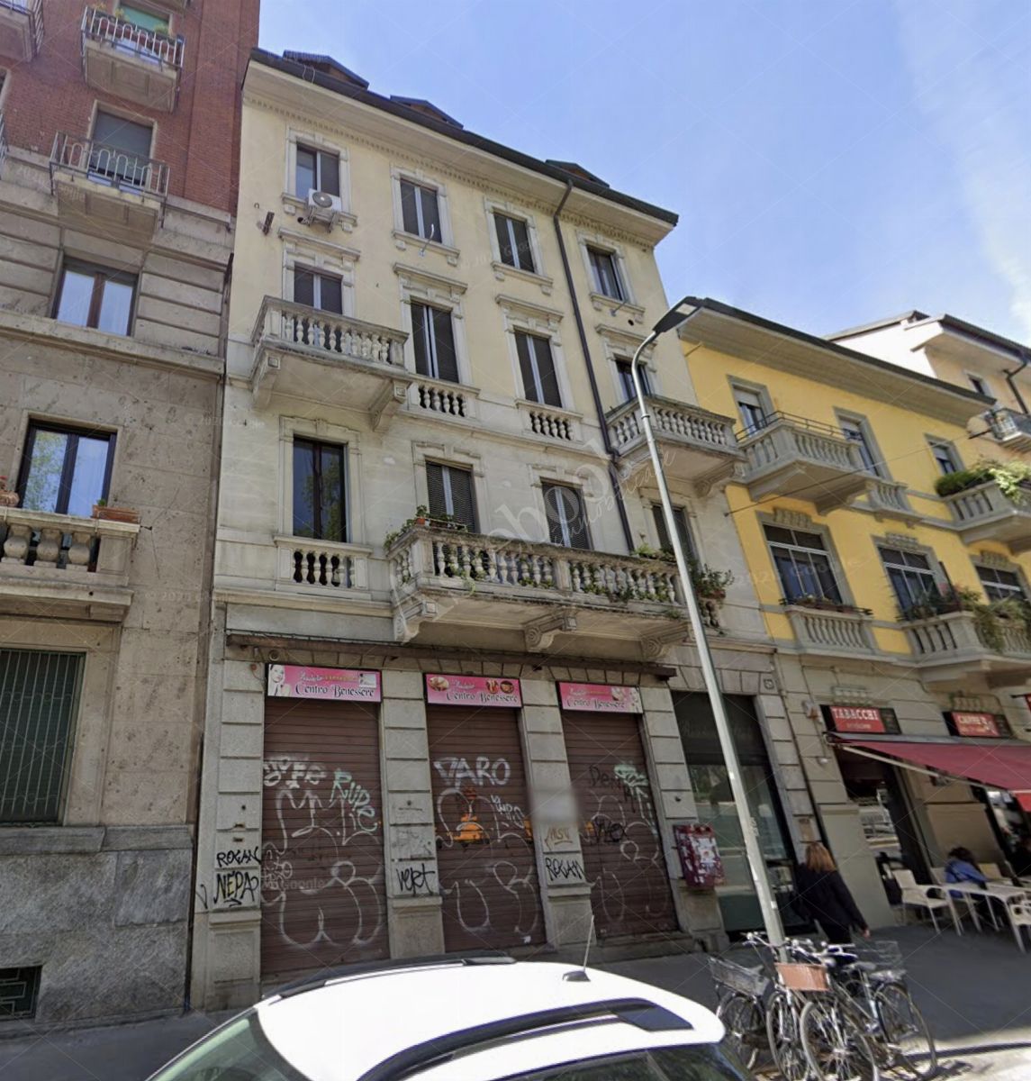 Palazzina residenziale di n. 47 unit� abitative con negozio e laboratorio in Milano
