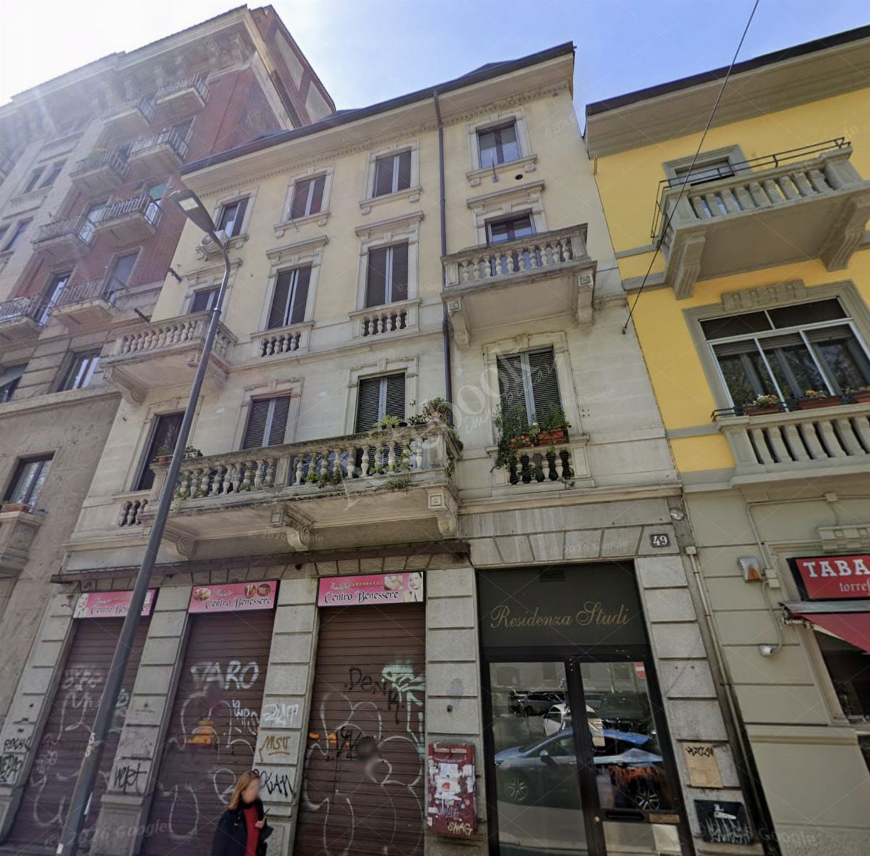 Palazzina residenziale di n. 47 unit� abitative con negozio e laboratorio in Milano