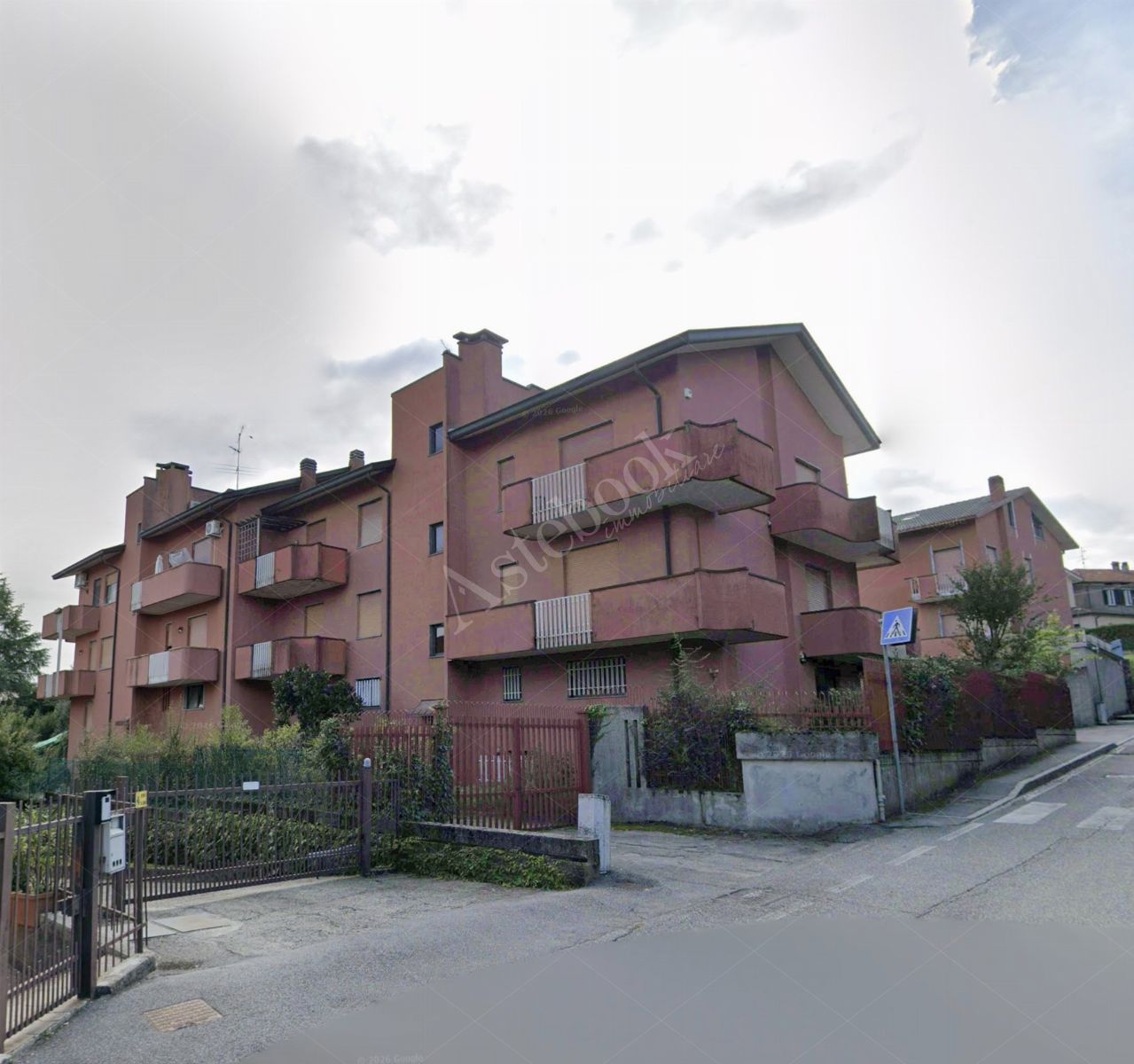 Appartamento al secondo piano con due sottotetti, due autorimesse e cantina in Casatenovo