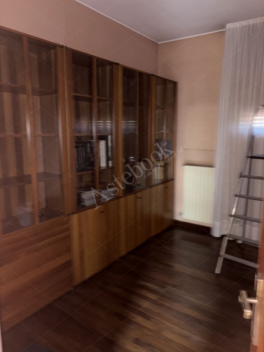 Appartamento al secondo piano con due sottotetti, due autorimesse e cantina in Casatenovo
