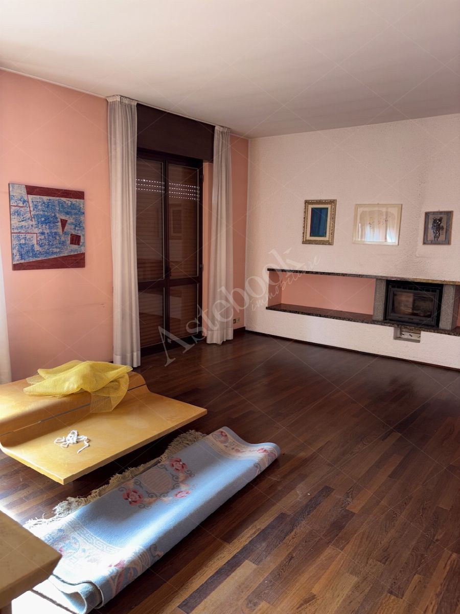 Appartamento al secondo piano con due sottotetti, due autorimesse e cantina in Casatenovo