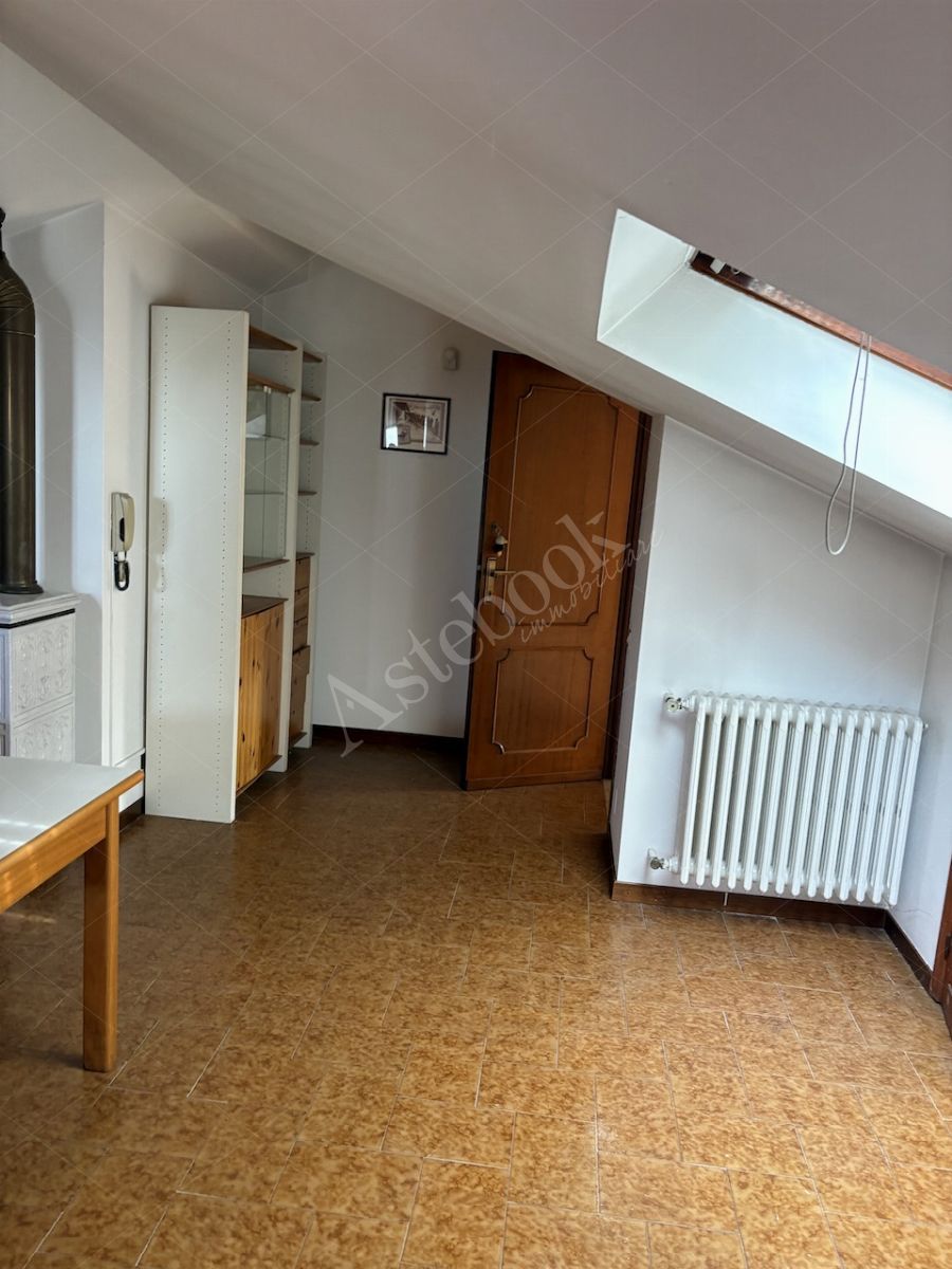 Appartamento al secondo piano con due sottotetti, due autorimesse e cantina in Casatenovo