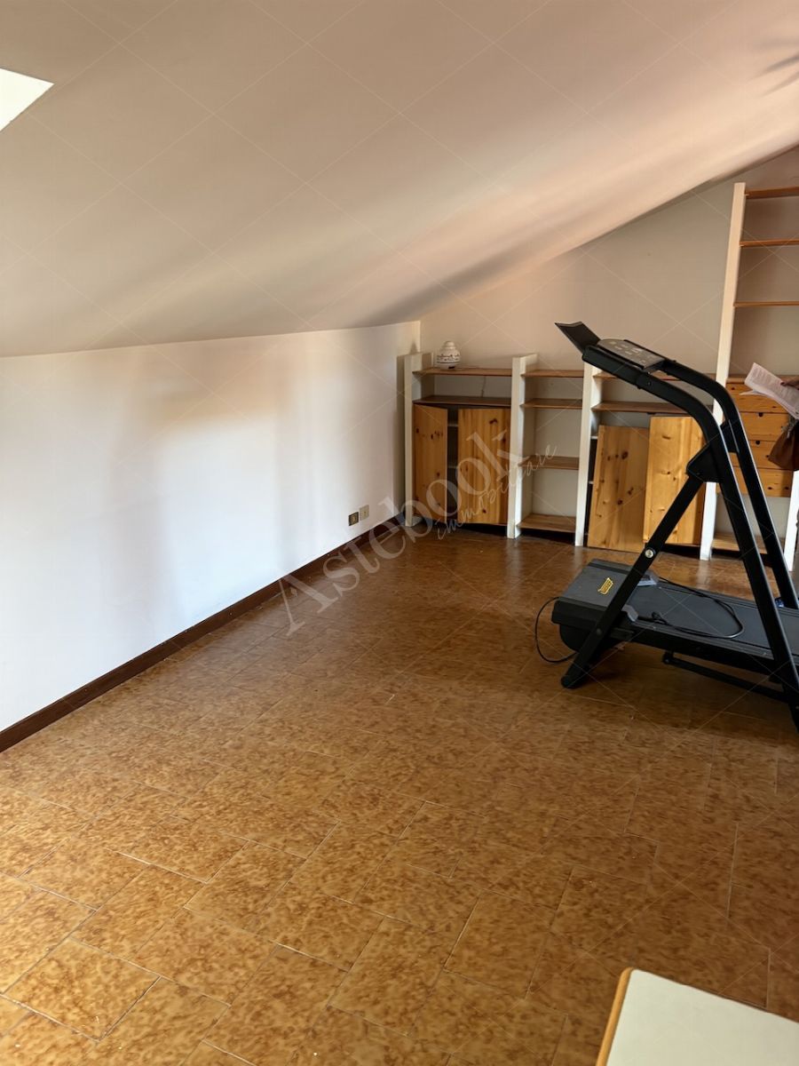 Appartamento al secondo piano con due sottotetti, due autorimesse e cantina in Casatenovo