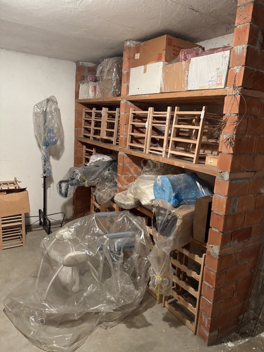 Appartamento al secondo piano con due sottotetti, due autorimesse e cantina in Casatenovo