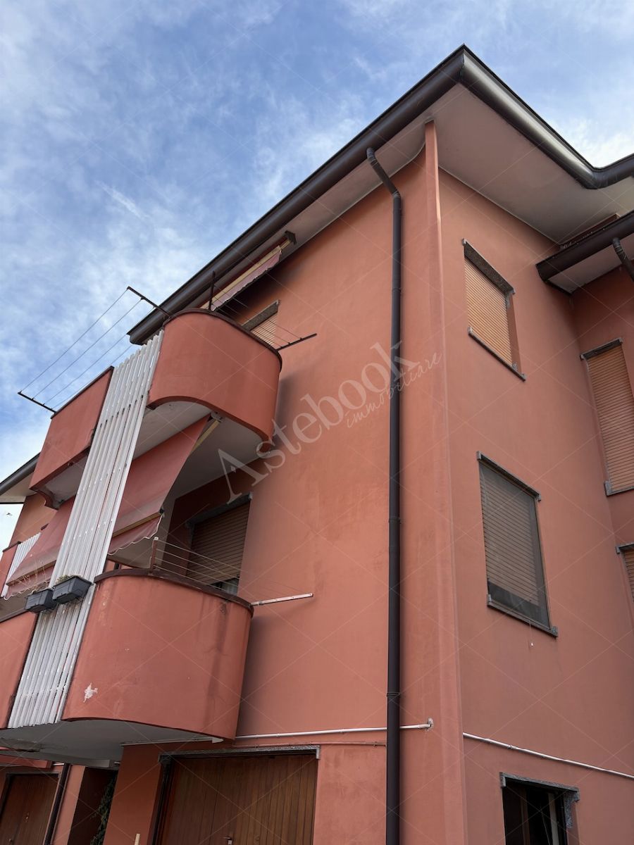Appartamento al secondo piano con due sottotetti, due autorimesse e cantina in Casatenovo