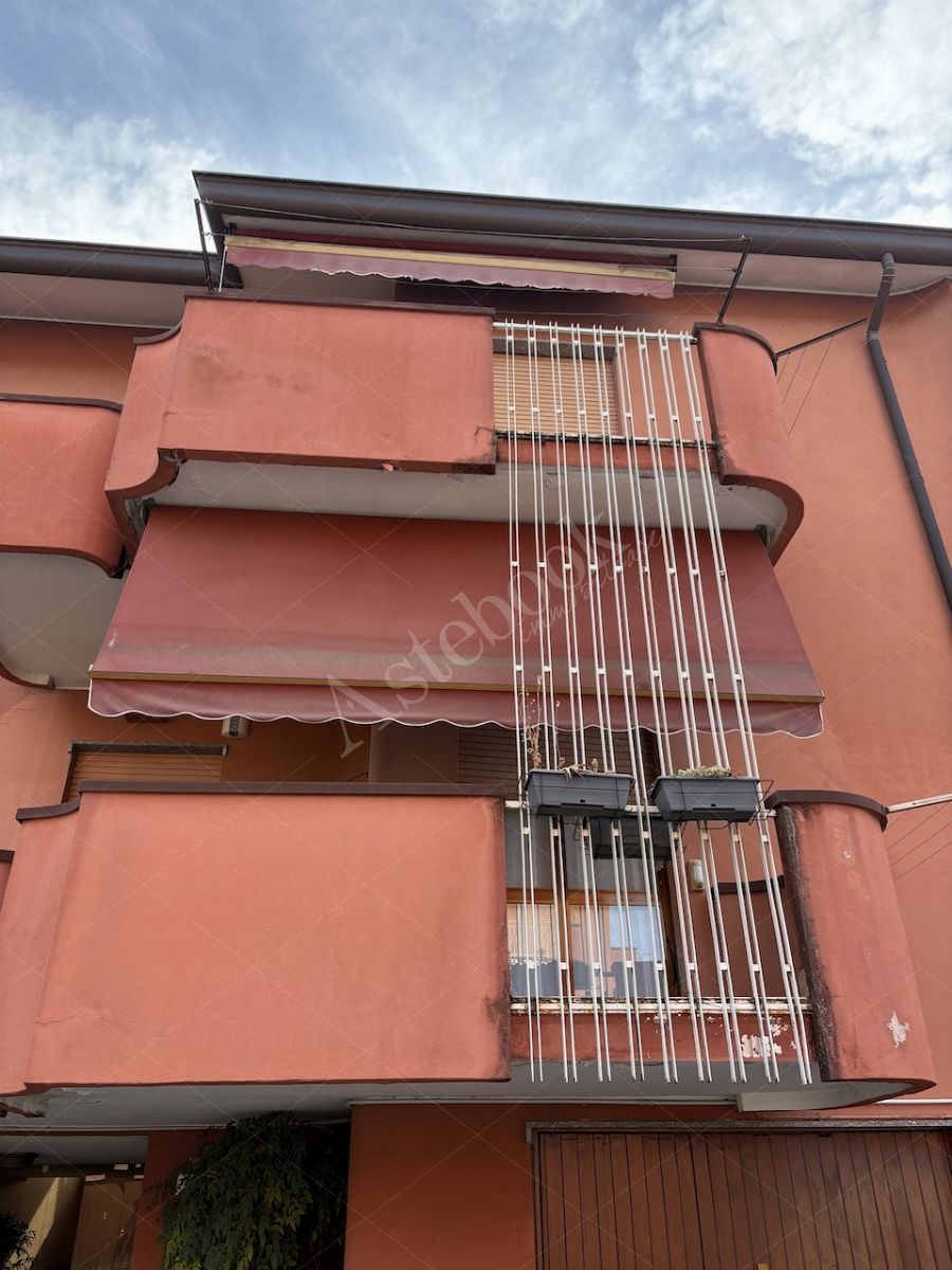 Appartamento al secondo piano con due sottotetti, due autorimesse e cantina in Casatenovo