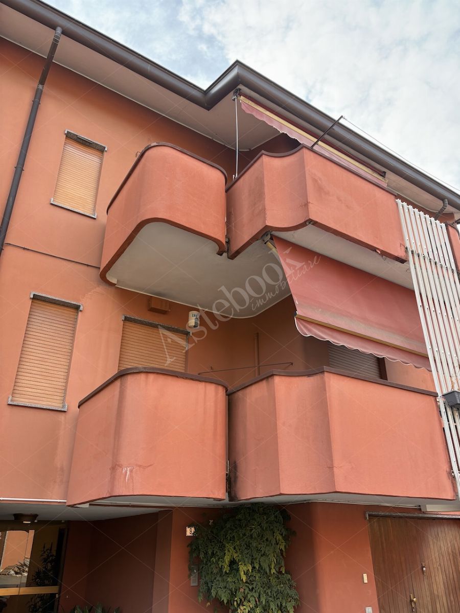 Appartamento al secondo piano con due sottotetti, due autorimesse e cantina in Casatenovo