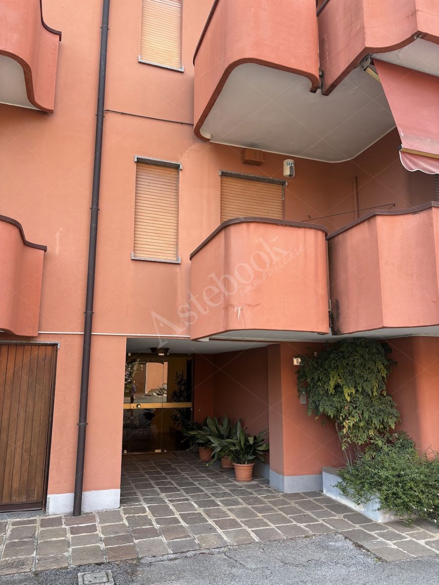 Appartamento al secondo piano con due sottotetti, due autorimesse e cantina in Casatenovo