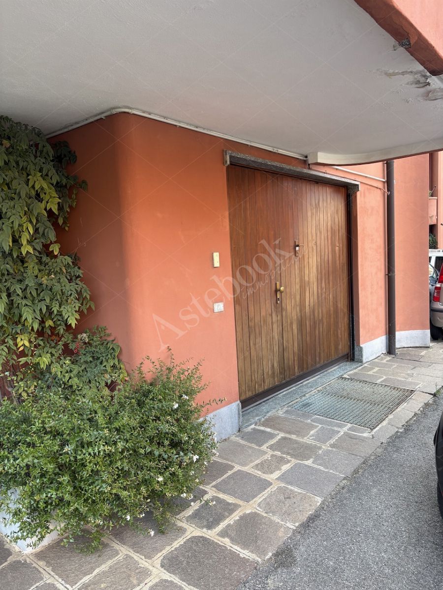 Appartamento al secondo piano con due sottotetti, due autorimesse e cantina in Casatenovo