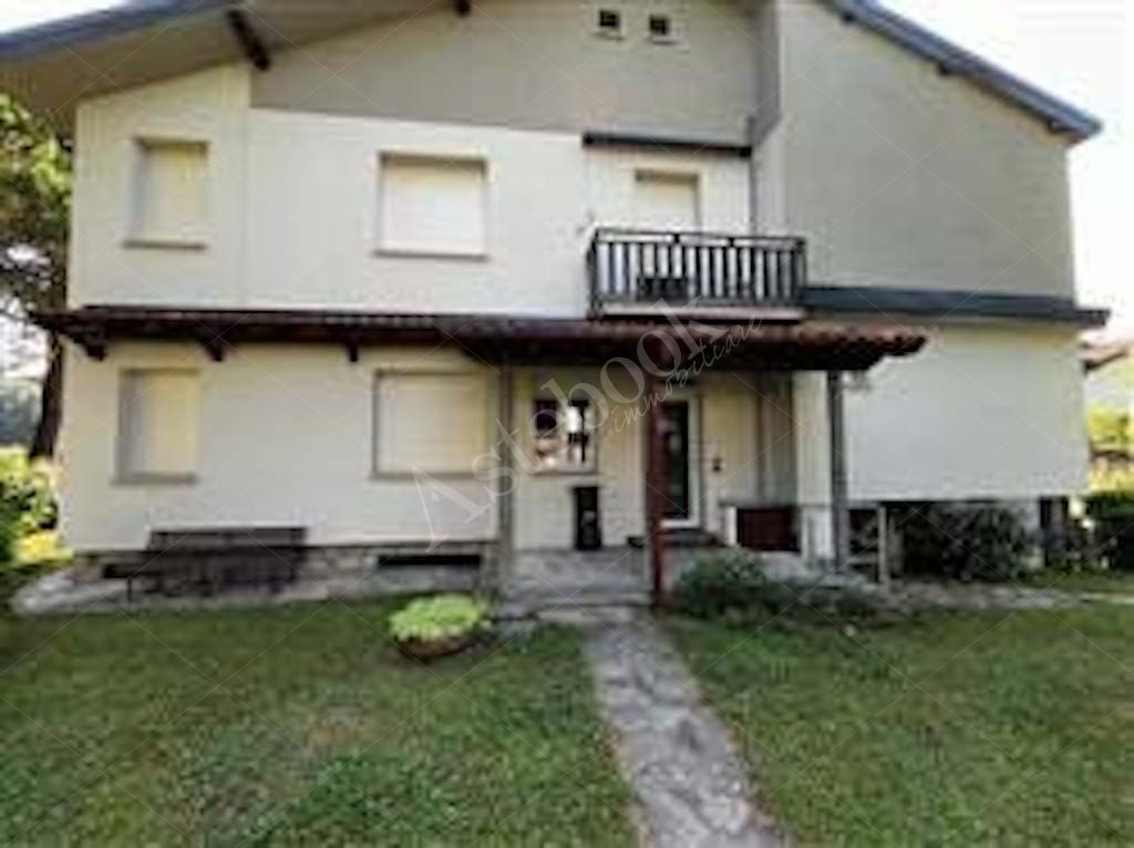 Compendio immobiliare composto da quote di proprietà di immobili residenziali e direzionali, autorimesse e terreni in Albavilla e Orsenigo
