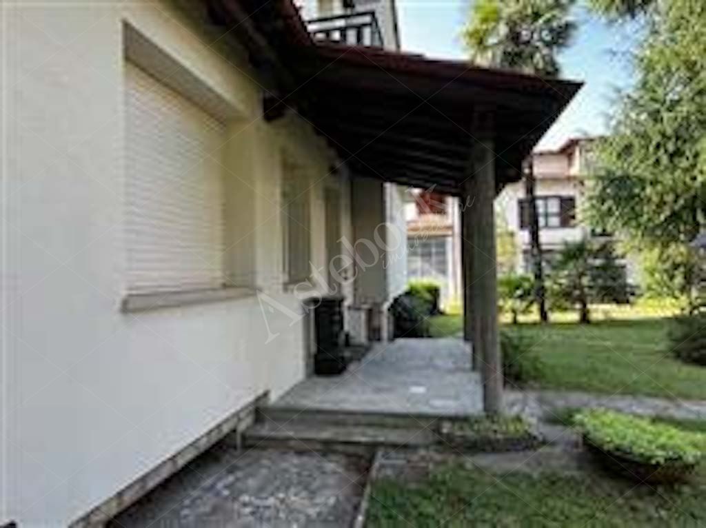 Compendio immobiliare composto da quote di proprietà di immobili residenziali e direzionali, autorimesse e terreni in Albavilla e Orsenigo