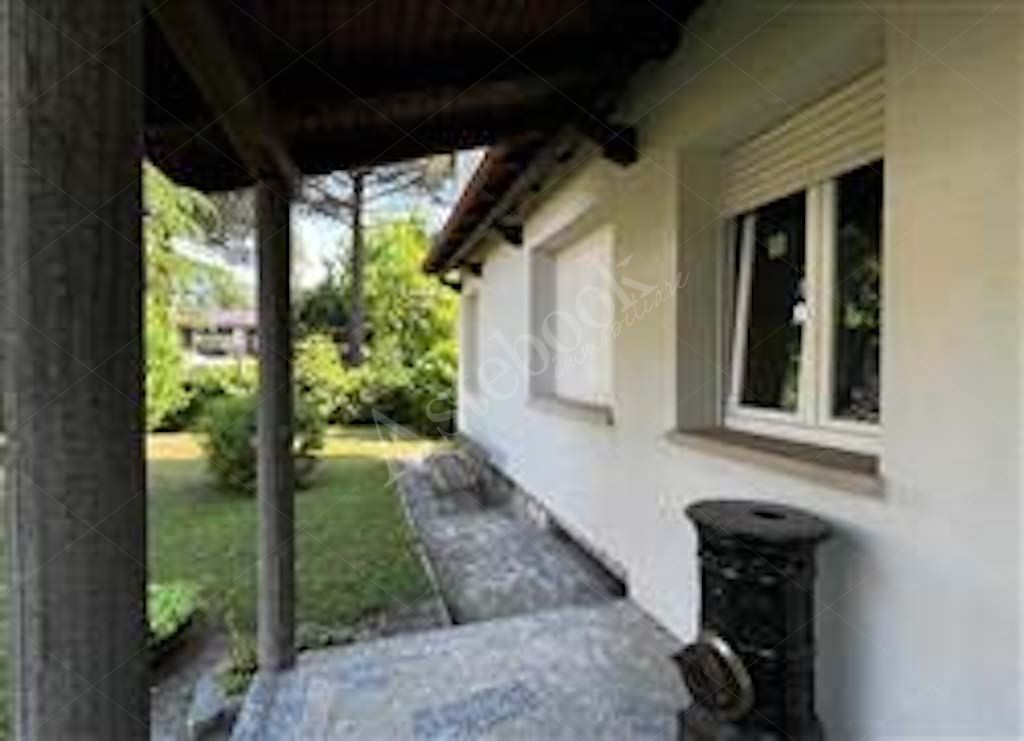 Compendio immobiliare composto da quote di proprietà di immobili residenziali e direzionali, autorimesse e terreni in Albavilla e Orsenigo