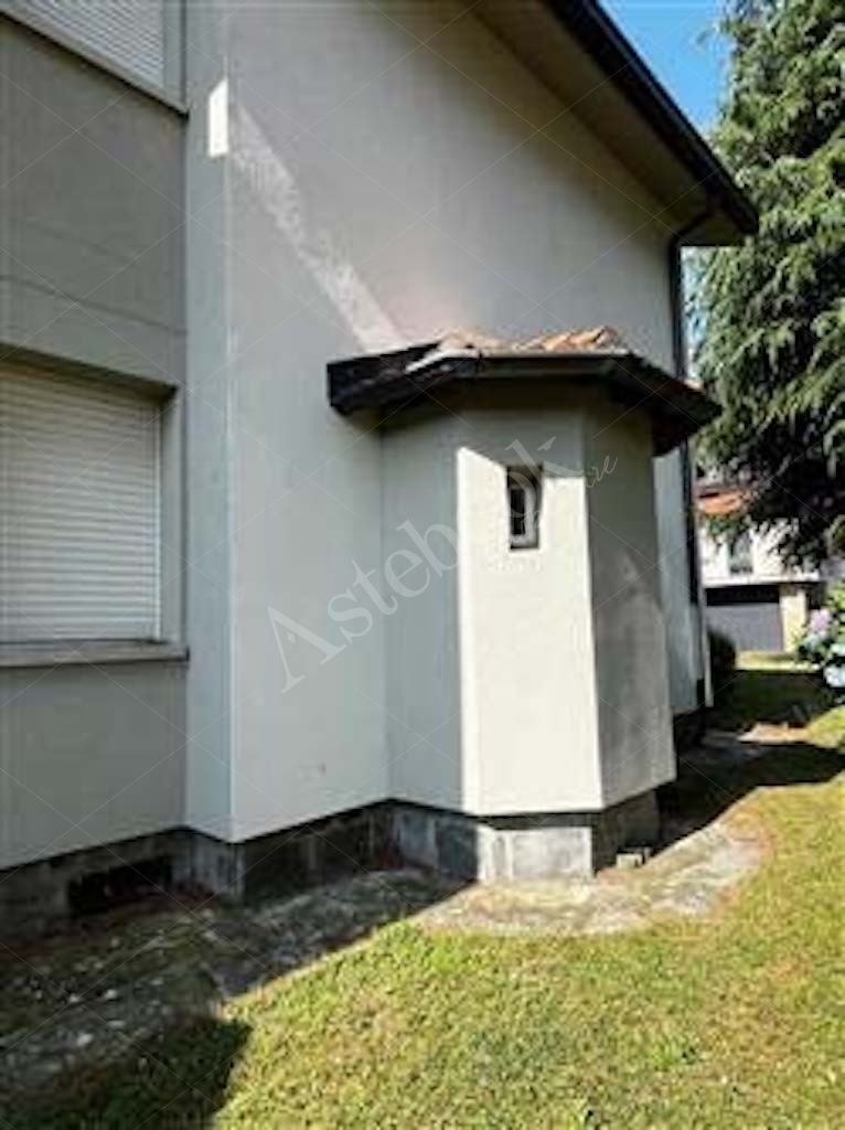 Compendio immobiliare composto da quote di proprietà di immobili residenziali e direzionali, autorimesse e terreni in Albavilla e Orsenigo