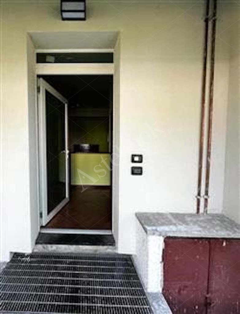 Compendio immobiliare composto da quote di proprietà di immobili residenziali e direzionali, autorimesse e terreni in Albavilla e Orsenigo