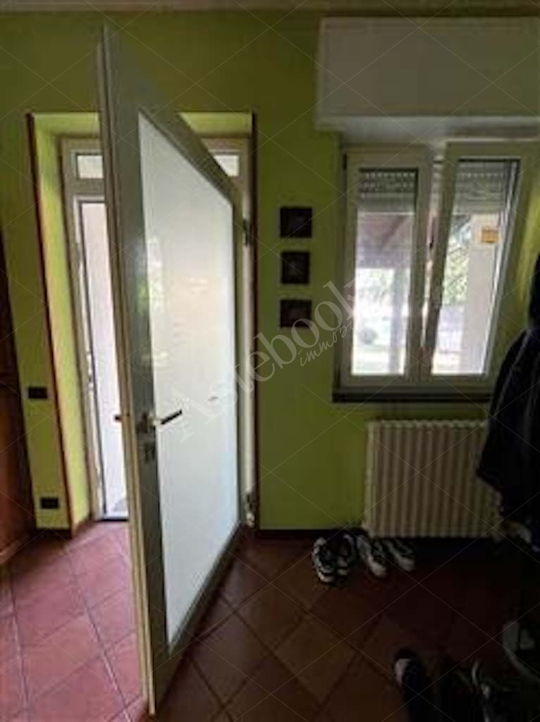Compendio immobiliare composto da quote di proprietà di immobili residenziali e direzionali, autorimesse e terreni in Albavilla e Orsenigo