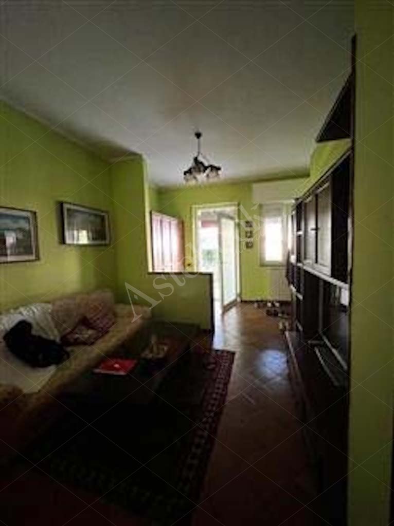 Compendio immobiliare composto da quote di proprietà di immobili residenziali e direzionali, autorimesse e terreni in Albavilla e Orsenigo