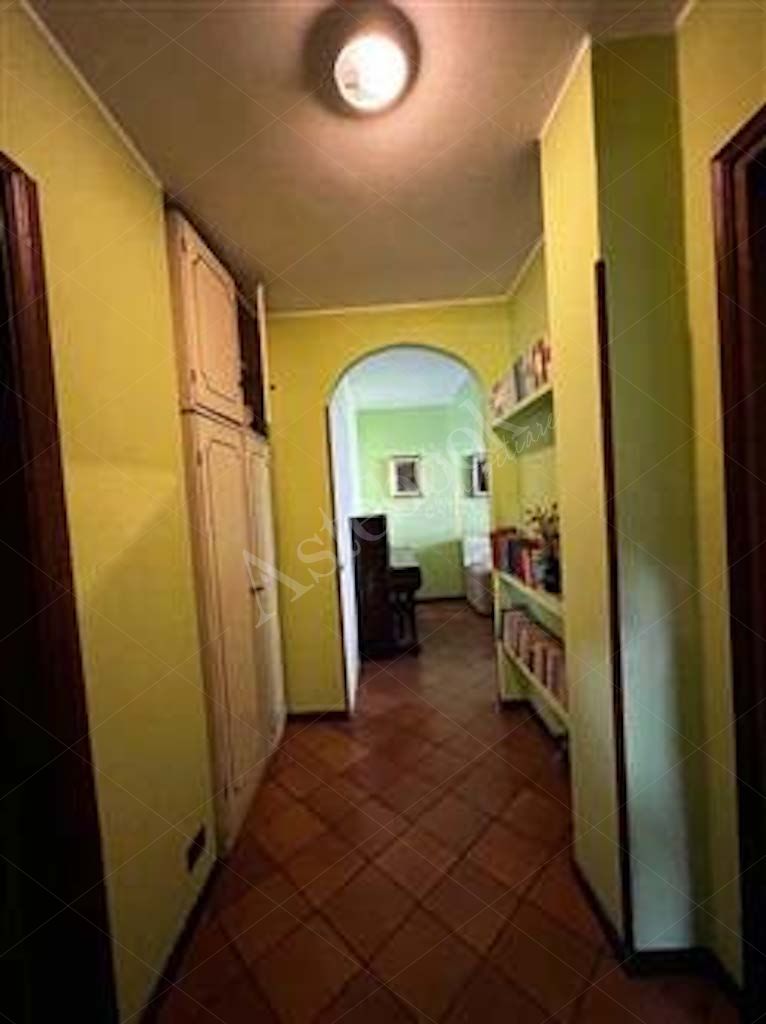 Compendio immobiliare composto da quote di proprietà di immobili residenziali e direzionali, autorimesse e terreni in Albavilla e Orsenigo