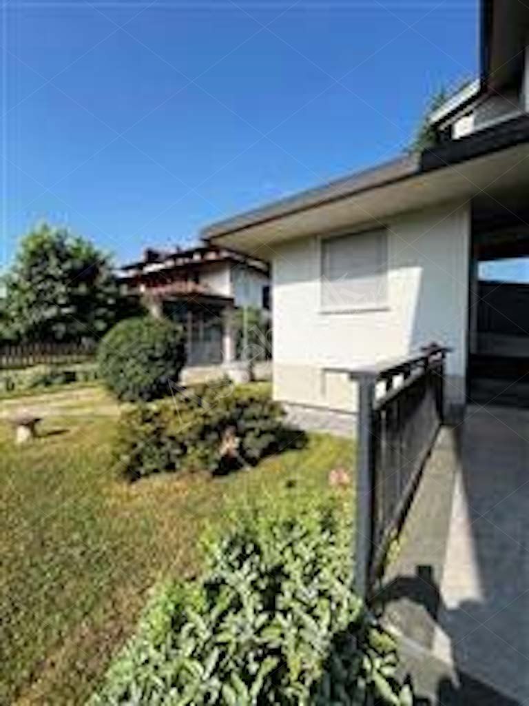 Compendio immobiliare composto da quote di proprietà di immobili residenziali e direzionali, autorimesse e terreni in Albavilla e Orsenigo