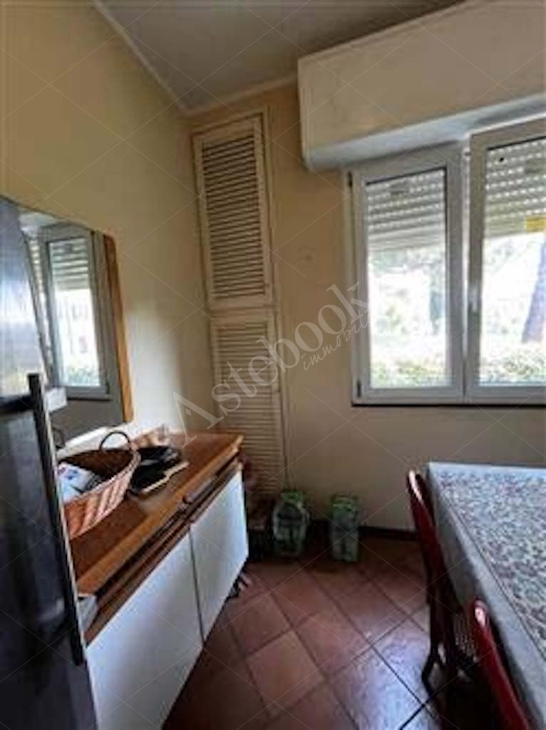 Compendio immobiliare composto da quote di proprietà di immobili residenziali e direzionali, autorimesse e terreni in Albavilla e Orsenigo