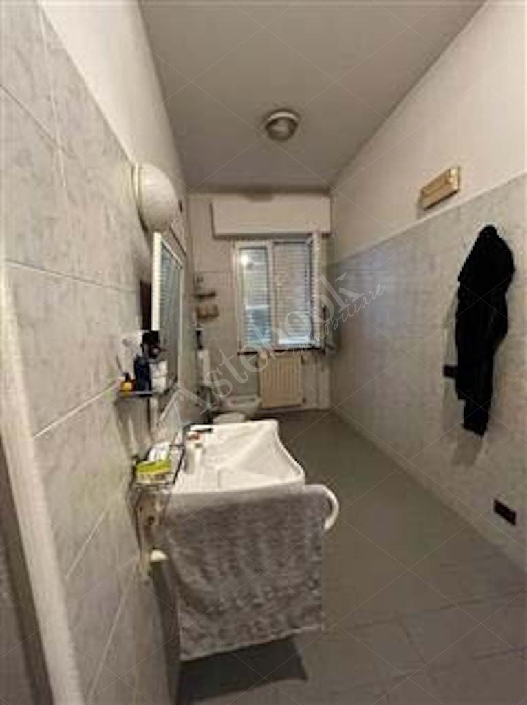 Compendio immobiliare composto da quote di proprietà di immobili residenziali e direzionali, autorimesse e terreni in Albavilla e Orsenigo
