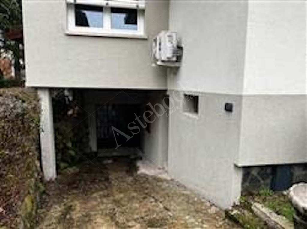 Compendio immobiliare composto da quote di proprietà di immobili residenziali e direzionali, autorimesse e terreni in Albavilla e Orsenigo