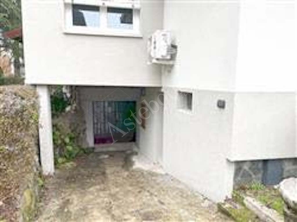 Compendio immobiliare composto da quote di proprietà di immobili residenziali e direzionali, autorimesse e terreni in Albavilla e Orsenigo