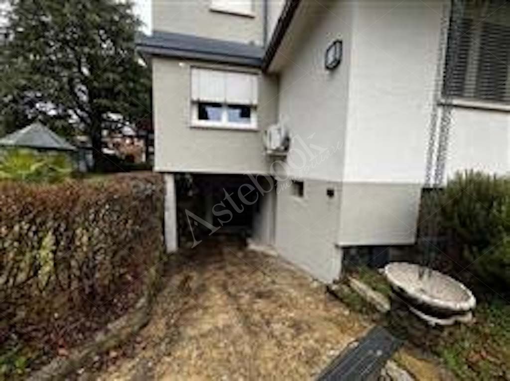 Compendio immobiliare composto da quote di proprietà di immobili residenziali e direzionali, autorimesse e terreni in Albavilla e Orsenigo