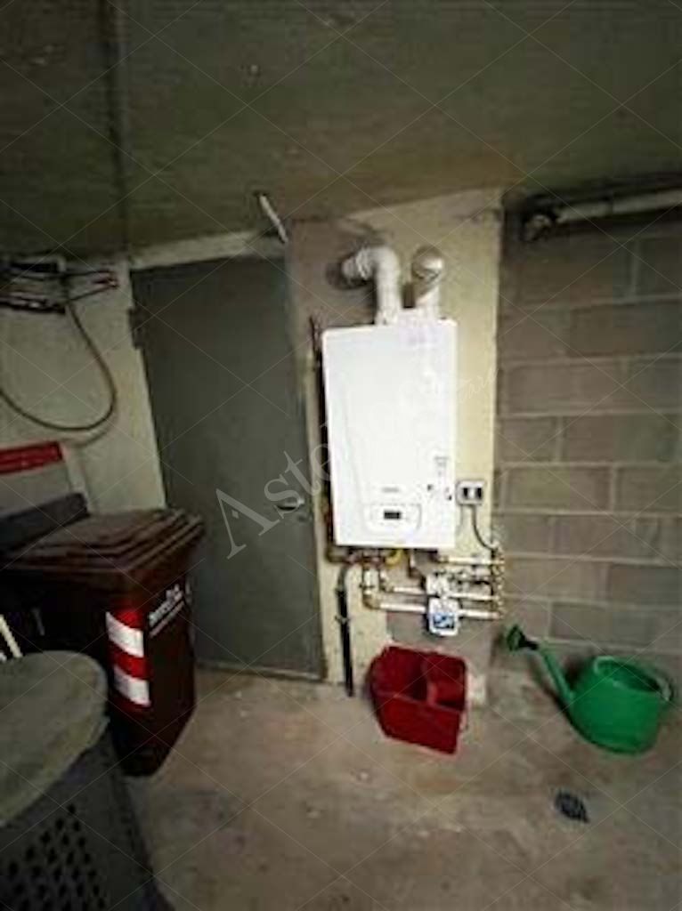 Compendio immobiliare composto da quote di proprietà di immobili residenziali e direzionali, autorimesse e terreni in Albavilla e Orsenigo