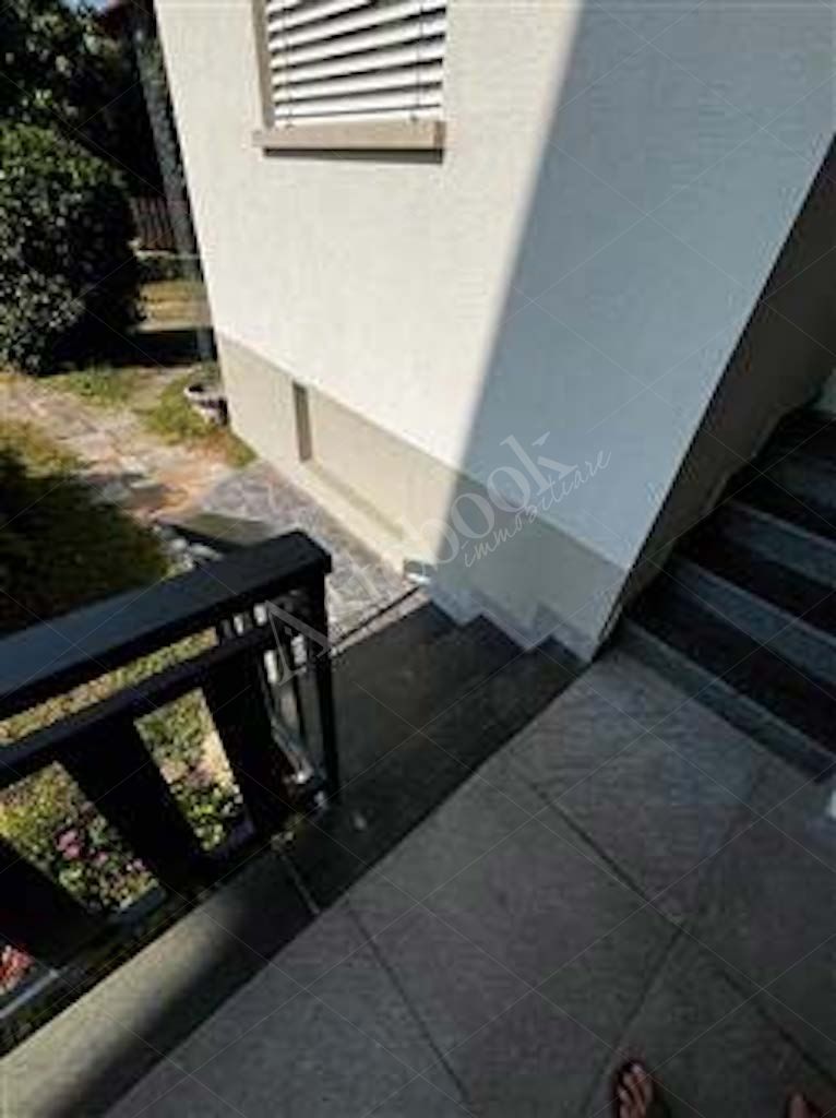Compendio immobiliare composto da quote di proprietà di immobili residenziali e direzionali, autorimesse e terreni in Albavilla e Orsenigo