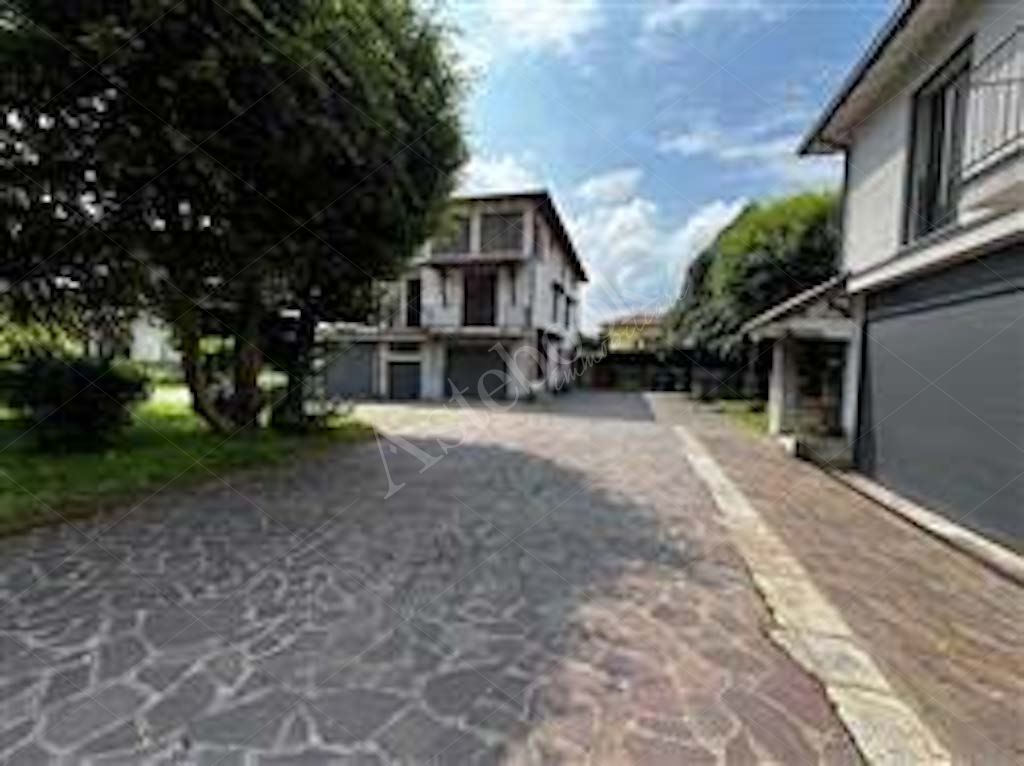 Compendio immobiliare composto da quote di proprietà di immobili residenziali e direzionali, autorimesse e terreni in Albavilla e Orsenigo