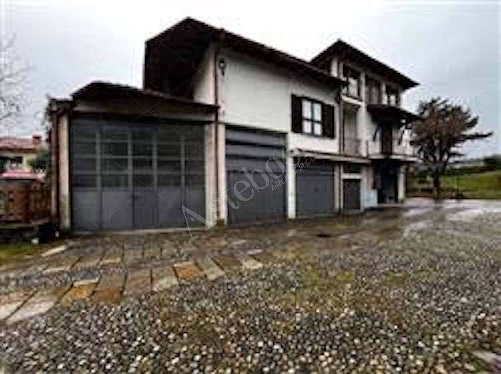 Compendio immobiliare composto da quote di proprietà di immobili residenziali e direzionali, autorimesse e terreni in Albavilla e Orsenigo