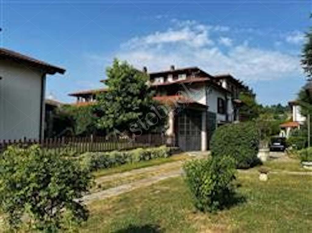 Compendio immobiliare composto da quote di proprietà di immobili residenziali e direzionali, autorimesse e terreni in Albavilla e Orsenigo