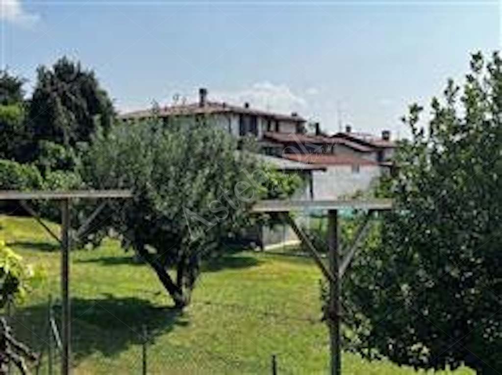 Compendio immobiliare composto da quote di proprietà di immobili residenziali e direzionali, autorimesse e terreni in Albavilla e Orsenigo