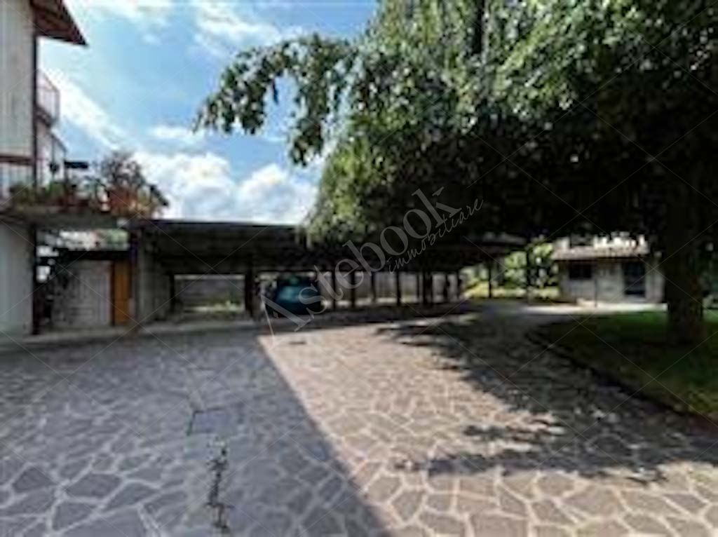 Compendio immobiliare composto da quote di proprietà di immobili residenziali e direzionali, autorimesse e terreni in Albavilla e Orsenigo
