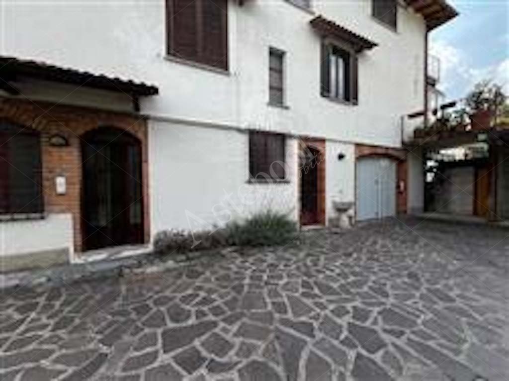 Compendio immobiliare composto da quote di proprietà di immobili residenziali e direzionali, autorimesse e terreni in Albavilla e Orsenigo