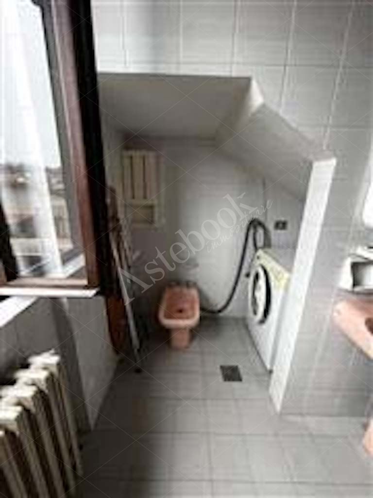 Compendio immobiliare composto da quote di proprietà di immobili residenziali e direzionali, autorimesse e terreni in Albavilla e Orsenigo