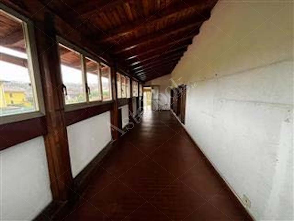 Compendio immobiliare composto da quote di proprietà di immobili residenziali e direzionali, autorimesse e terreni in Albavilla e Orsenigo