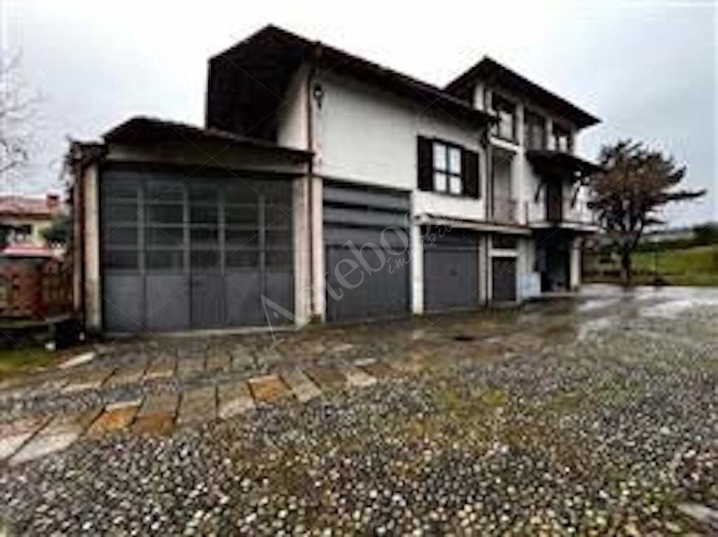 Compendio immobiliare composto da quote di proprietà di immobili residenziali e direzionali, autorimesse e terreni in Albavilla e Orsenigo