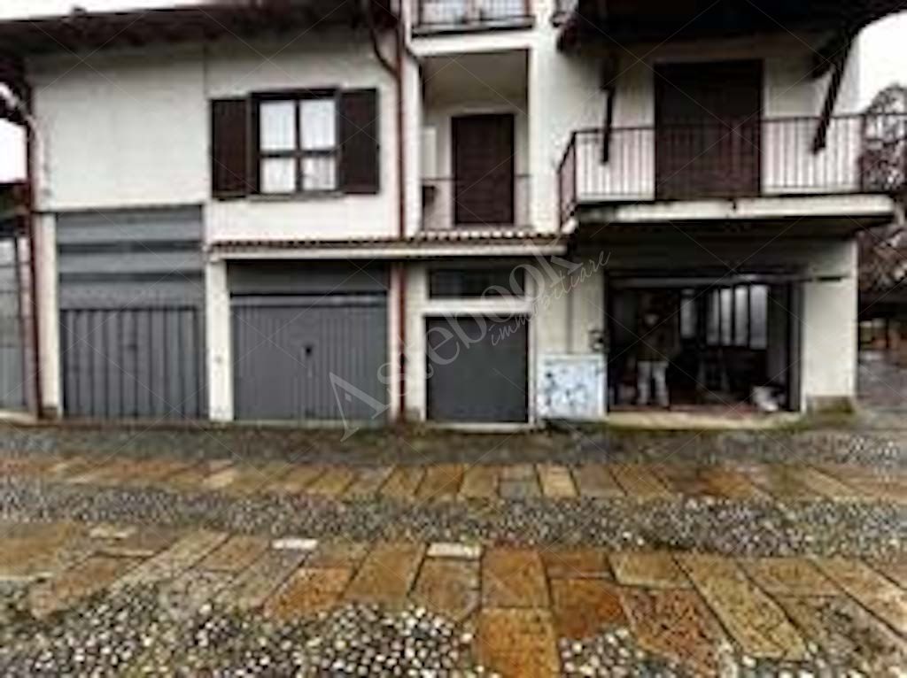 Compendio immobiliare composto da quote di proprietà di immobili residenziali e direzionali, autorimesse e terreni in Albavilla e Orsenigo