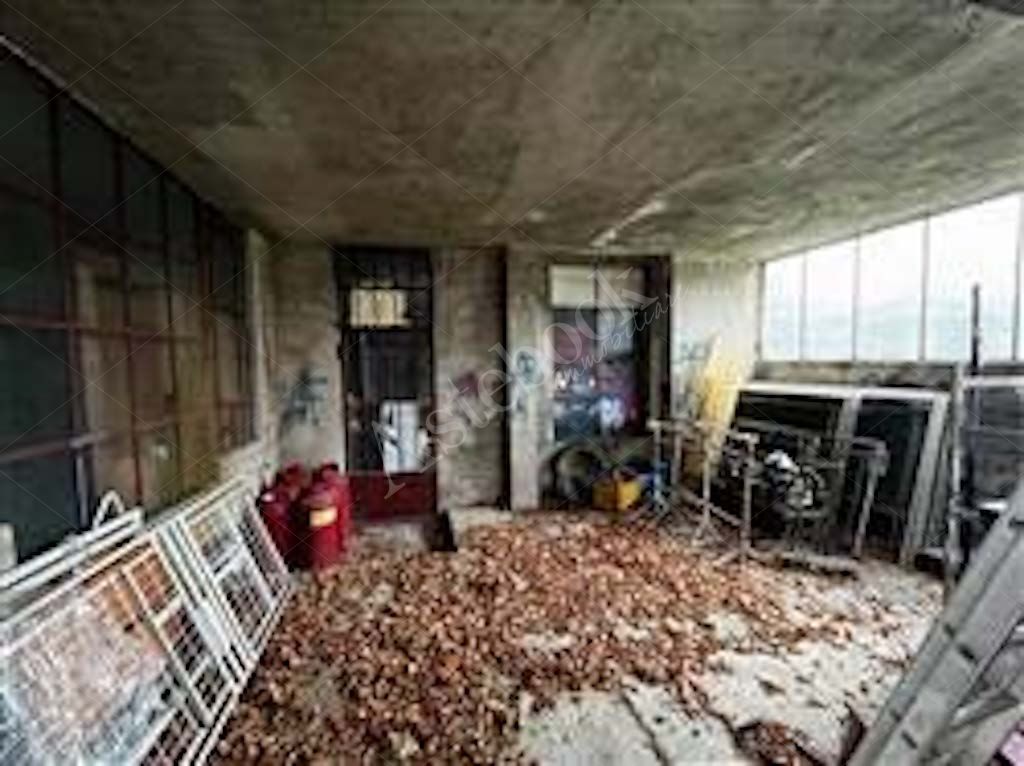 Compendio immobiliare composto da quote di proprietà di immobili residenziali e direzionali, autorimesse e terreni in Albavilla e Orsenigo