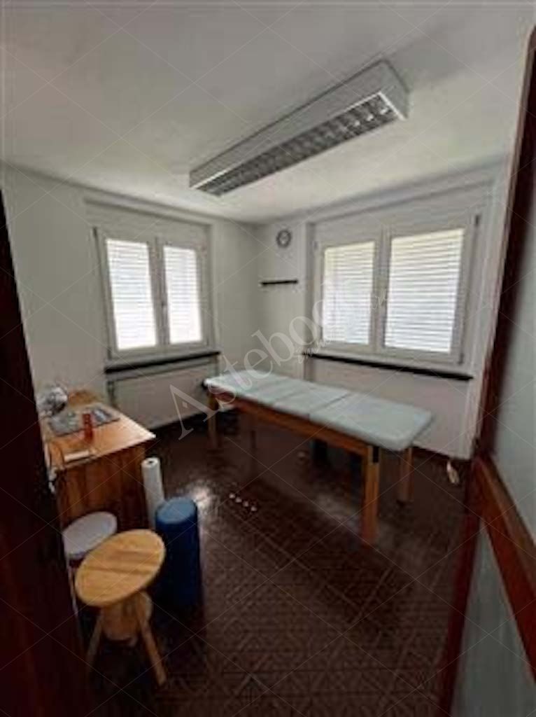 Compendio immobiliare composto da quote di proprietà di immobili residenziali e direzionali, autorimesse e terreni in Albavilla e Orsenigo